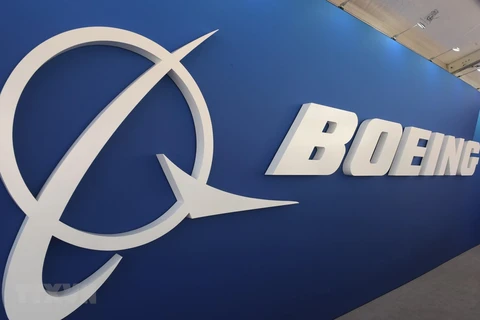 Biểu tượng của hãng sản xuất máy bay Boeing. (Ảnh: AFP/TTXVN) 