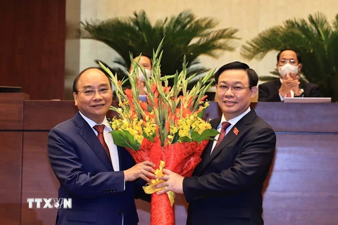 Chủ tịch Quốc hội Vương Đình Huệ chúc mừng Chủ tịch nước Nguyễn Xuân Phúc. (Ảnh: Thống Nhất/TTXVN) 