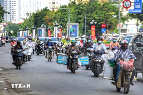 Lượng phương tiện tham gia giao thông vẫn cao trên tuyến đường Lê Văn Lương, quận Cầu Giấy (ảnh chụp lúc 8h 17 phút). (Ảnh: Tuấn Đức/TTXVN) 