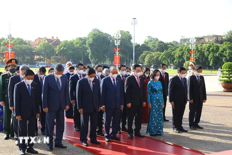 Đoàn đại biểu lãnh đạo Đảng, Nhà nước, Mặt trận Tổ quốc Việt Nam tưởng niệm Chủ tịch Hồ Chí Minh. (Ảnh: Nguyễn Điệp/TTXVN) 