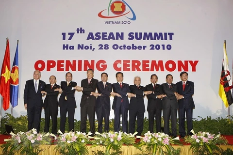 Việt Nam đăng cai tổ chức Hội nghị Cấp cao ASEAN XVI và XVII tại thủ đô Hà Nội. Đây là năm Việt Nam đảm nhận vai trò Chủ tịch ASEAN và kỷ niệm 15 năm gia nhập. (Ảnh: Đức Tám/TTXVN) 