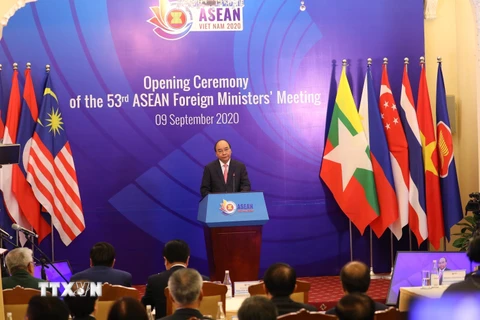 Thủ tướng Nguyễn Xuân Phúc, Chủ tịch ASEAN 2020 phát biểu tại Lễ khai mạc Hội nghị Bộ trưởng Ngoại giao Hiệp hội các quốc gia Đông Nam Á-ASEAN lần thứ 53 (AMM 53) theo hình thức trực tuyến. (Ảnh: Lâm Khánh/TTXVN) 