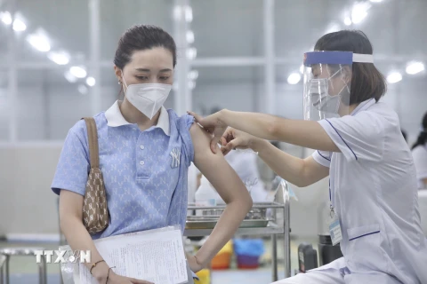 Nhân viên y tế huyện Mê Linh tiêm vaccine phòng COVID-19 cho công nhân lao động tại các công ty thuộc Khu công nghiệp Quang Minh ngày 28/7/2021. (Ảnh: Minh Quyết/TTXVN) 
