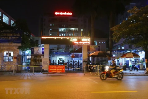 Bệnh viện Phổi Hà Nội cách ly tạm thời (ảnh chụp lúc 22h ngày 25/7/2021). (Ảnh: Hoàng Hiếu/TTXVN)