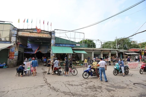Ủy ban Nhân dân quận Tây Hồ đã triển khai Thẻ đi chợ cho các hộ gia đình, học sinh, sinh viên, người lao động trên địa bàn. (Ảnh: Minh Sơn/Vietnam+)