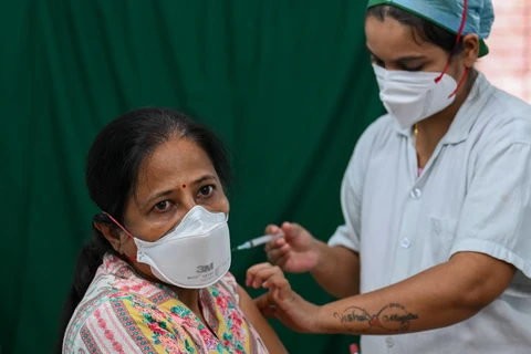 Tiêm vaccine AstraZeneca phòng COVID-19 cho người dân tại Mumbai, Ấn Độ. (Nguồn: AFP/TTXVN)