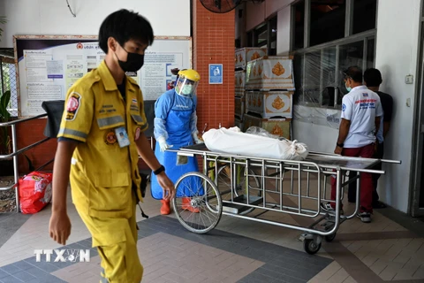 Chuyển thi thể một bệnh nhân tử vong do COVID-19 tại bệnh viện ở Pathum Thani, Thái Lan, ngày 17/7/2021. (Nguồn: AFP/TTXV
