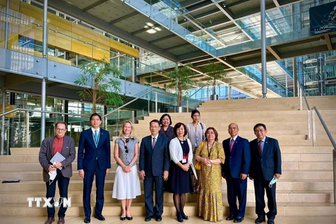 Đại sứ Lê Linh Lan và Đại sứ các nước ASEAN thăm và làm việc tại GESDA, Thụy Sĩ. (Ảnh: Tố Uyên/TTXVN)
