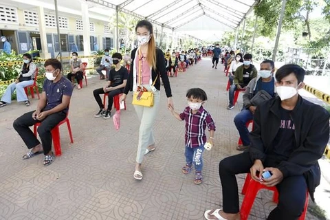 Người dân xếp hàng chờ tiêm vaccine ngừa COVID-19 tại Phnom Penh, Campuchia, ngày 2/7/2021. (Ảnh: THX/TTXVN) 