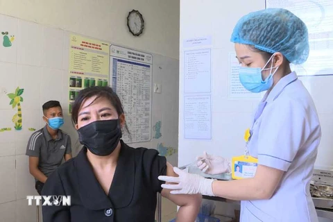 Người lao động làm trong lĩnh vực du lịch được tiêm vaccine phòng COVID-19 tại Bệnh viện Sản Nhi Quảng Ninh. (Nguồn: quangninh.gov.vn)