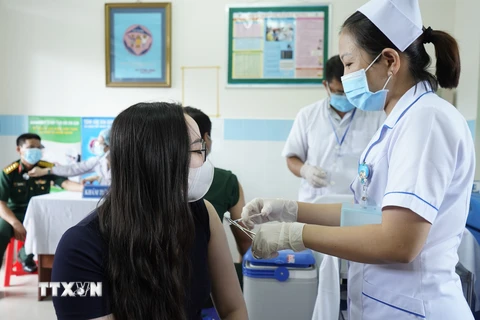 Sau 3 đợt, huyện Côn Đảo sẽ có khoảng 5.500 người được tiêm vaccine phòng COVID-19, đạt 70% tổng số quân và dân thường trú tại Côn Đảo. (Ảnh: TTXVN phát) 