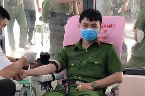 Thượng úy Phan Tấn Tài trong một lần hiến máu tình nguyện. (Nguồn: Facebook Tuổi trẻ tham mưu)