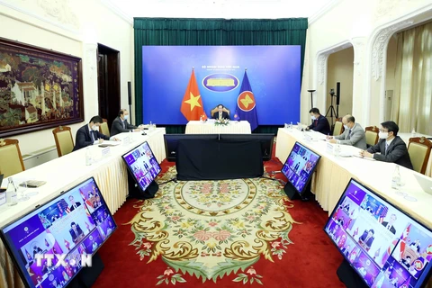 Bộ trưởng Bộ Ngoại giao Bùi Thanh Sơn tham dự Hội nghị Bộ trưởng Ngoại giao ASEAN-Hoa Kỳ theo hình thức trực tuyến. (Ảnh: Phạm Kiên/TTXVN) 