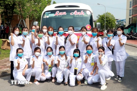 Sinh viên Trường Đại học Điều dưỡng Nam Định thể hiện quyết tâm trước khi lên đường vào Đồng Nai chống dịch. (Ảnh: Văn Đạt/TTXVN) 