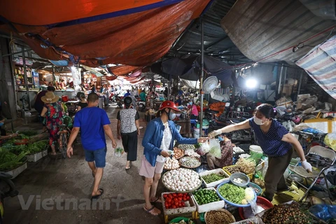 Các phường tại quận Tây Hồ cũng đã phối hợp tổ chức sắp xếp các chợ trên địa bàn chỉ bán các mặt hàng thiết yếu, bảo đảm cung cấp đầy đủ nhu yếu phẩm hằng ngày cho nhân dân. (Ảnh: Minh Sơn/Vietnam+)