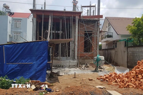 Công trình xây dựng vi phạm quy định giãn cách xã hội của tỉnh Bình Phước. (Ảnh: Đậu Tất Thành/TTXVN)