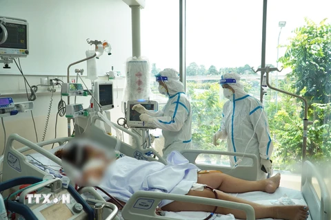 Các y bác sỹ chăm sóc, điều trị cho bệnh nhân nặng, nguy kịch tại Bệnh viện Hồi sức COVID-19 Thành phố Hồ Chí Minh. (Ảnh: TTXVN phát)