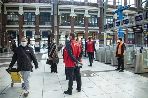 Người dân đeo khẩu trang phòng lây nhiễm COVID-19 tại ga tàu hỏa ở Lille, miền Bắc nước Pháp. (Nguồn: THX/TTXVN)
