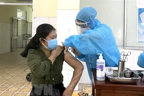 Tiêm vaccine phòng COVID-19 cho người dân tại Bệnh viện Đa khoa tỉnh Vĩnh Long. (Ảnh: Lê Thúy Hằng/TTXVN)