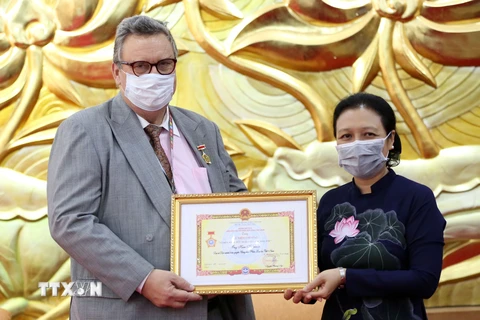 Chủ tịch Liên hiệp các tổ chức hữu nghị Việt Nam Nguyễn Phương Nga trao tặng Kỷ niệm chương “Vì hòa bình, hữu nghị giữa các dân tộc” cho Ngài Đại sứ Kari Kahiluoto. (Ảnh: TTXVN)