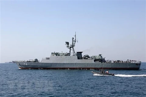 Tàu chiến của hải quân Iran tại Eo biển Hormuz. (Nguồn: AFP/TTXVN)