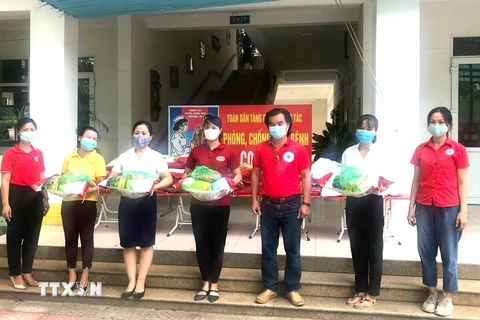 Trao quà hỗ trợ giáo viên huyện Gia Lâm bị ảnh hưởng bởi dịch COVID-19 trong ngày 11/8. (Ảnh: TTXVN phát)