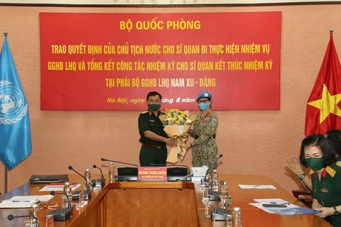 Thượng tướng Hoàng Xuân Chiến trao Quyết định của Chủ tịch nước cho Trung tá Vũ Thị Kim Oanh làm nhiệm vụ Gìn giữ hòa bình Liên hợp quốc. (Nguồn: qdnd.vn)