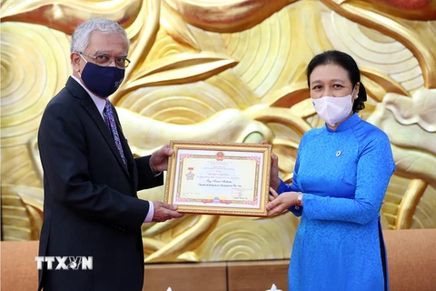 Chủ tịch Liên hiệp các tổ chức hữu nghị Việt Nam Nguyễn Phương Nga trao Kỷ niệm chương Vì hòa bình, hữu nghị giữa các dân tộc tặng ngài Kamal Malhotra. (Ảnh: Nguyễn Điệp/TTXVN)
