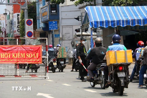 Chốt kiểm tra phương tiện giao thông trên đường Cộng Hòa (quận Tân Bình). (Ảnh: Thanh Vũ/TTXVN) 