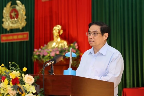 Thủ tướng Phạm Minh Chính chúc mừng và giao nhiệm vụ cho Viện Khoa học hình sự. (Ảnh: Dương Giang/TTXVN)