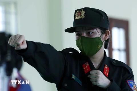 Gương mặt ướt đẫm mồ hôi và ánh mắt luôn đầy nhiệt huyết của nữ Cảnh sát đặc nhiệm Thủ đô trong giờ tập luyện tại doanh trại đơn vị. (Ảnh: Phạm Kiên/TTXVN)