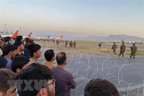 Binh sỹ Mỹ gác tại sân bay Kabul, Afghanistan, khi hoạt động sơ tán được tiến hành tại đây. (Ảnh: AFP/TTXVN) 