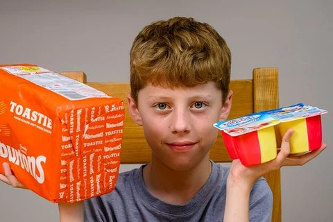 Ashton Fisher, cậu bé 12 tuổi, mắc chứng sợ đồ ăn, chỉ ăn bánh mì trắng và sữa (Nguồn: odditycentral.com) 