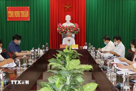 Ông Lê Văn Bình, Chủ tịch Ủy ban Mặt trận Tổ quốc Việt Nam tỉnh Ninh Thuận phát biểu tại cuộc họp. (Ảnh: Nguyễn Thành/TTXVN)