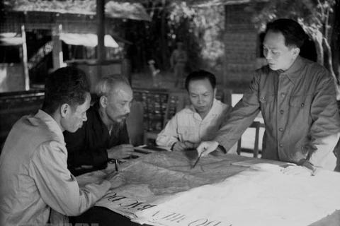 Chủ tịch Hồ Chí Minh, Đại tướng Võ Nguyên Giáp và các đồng chí lãnh đạo Đảng, Nhà nước bàn kế hoạch mở chiến dịch Điện Biên Phủ (năm 1954). (Ảnh: Tư liệu TTXVN)