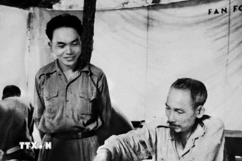 Chủ tịch Hồ Chí Minh và Đại tướng, Tổng Tư lệnh Võ Nguyên Giáp bàn kế hoạch tấn công căn cứ Đông Khê, mở màn Chiến dịch biên giới (năm 1950). (Ảnh: Tư liệu TTXVN) 