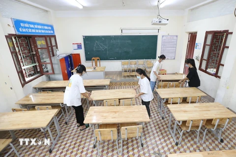 Học sinh Trường Trung học Phổ thông Dân tộc nội trú tỉnh Lạng Sơn kê lại bàn ghế trong các lớp chuẩn bị đón năm học mới. (Ảnh: Anh Tuấn/TTXVN) 