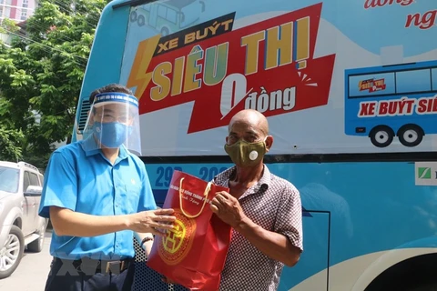 Lãnh đạo tổ chức Công đoàn Thủ đô trao quà hỗ trợ khó khăn cho người lao động quận Hà Đông. (Ảnh: TTXVN phát) 