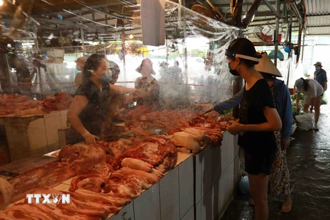 Chợ Nam Trung Yên (phường Trung Hoà, quận Cầu Giấy) cung cấp khoảng 28 tấn rau, quả, thịt, cá... phục vụ nhu cầu tiêu dùng hằng ngày của người dân. (Ảnh: Vũ Sinh/TTXVN) 