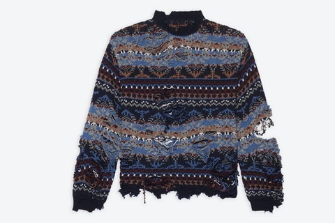Chiếc áo len rách cho người muốn là kẻ lang thang có giá 1.450 USD. (Nguồn: Balenciaga) 