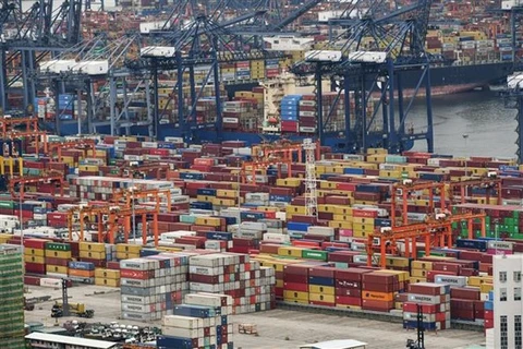 Container hàng hóa được xếp tại cảng ở Thâm Quyến, tỉnh Quảng Đông, Trung Quốc, ngày 22/6. (Ảnh: AFP/ TTXVN) 