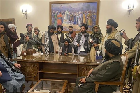 Các chỉ huy Taliban kiểm soát Phủ Tổng thống Afghanistan tại Kabul, ngày 15/8. (Ảnh: AP/TTXVN) 