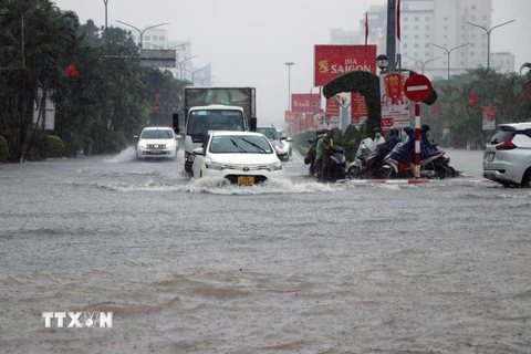Ngập úng xảy ra tại nhiều tuyến đường của thành phố Hải Phòng. (Ảnh: Hoàng Ngọc/TTXVN) 