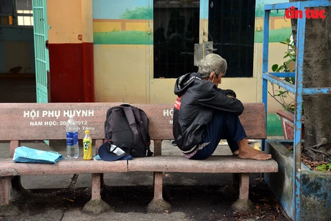 Người lang thang ở TP Hồ Chí Minh được đưa về khu tập trung để lo chỗ ăn, chỗ ngủ. (Ảnh: Mạnh Linh/Báo Tin tức)