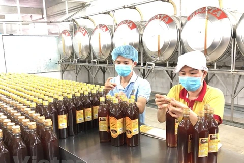 Sản xuất mật ong tại công ty cổ phần đầu tư tập đoàn Xuân Nguyên. (Ảnh: Mỹ Phương/Vietnam+) 