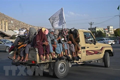 Các tay súng Taliban tuần tra trên đường phố ở Kabul, Afghanistan, ngày 23/8/2021. (Ảnh: AFP/TTXVN)