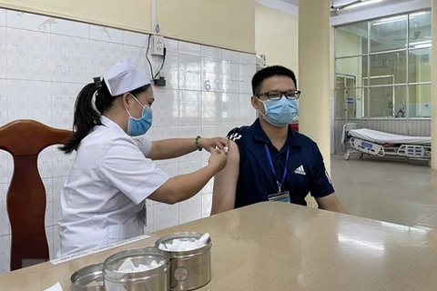 Tiêm vaccine phòng COVID-19 tại Đồng Nai. (Ảnh: Lê Xuân/TTXVN)