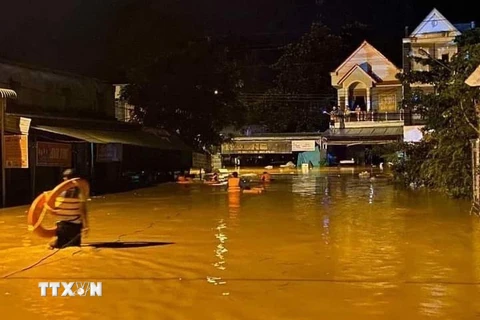 Mưa lớn gây ngập sâu trên nhiều khu vực ở huyện Bù Đăng (Bình Phước). (Ảnh: TTXVN phát)