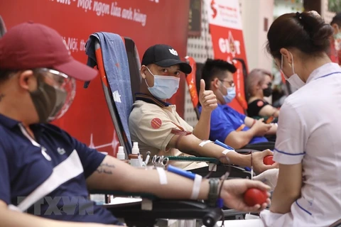 Người dân tham gia hiến máu tại Viện Huyết học-Truyền máu Trung ương (Ảnh: Minh Quyết/TTXVN)