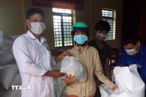 Cấp phát gạo cho người dân huyện biên giới Bù Gia Mập, tỉnh Bình Phước. (Ảnh: TTXVN phát)